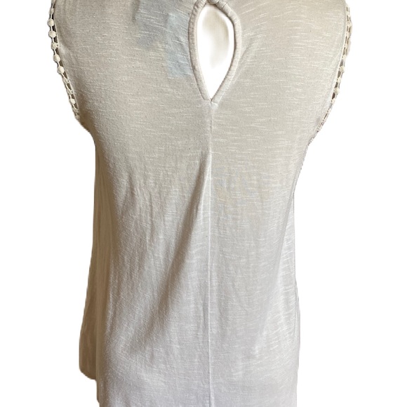 Bobeau sleeveless off white shirt with lace top - Picture 2 of 6